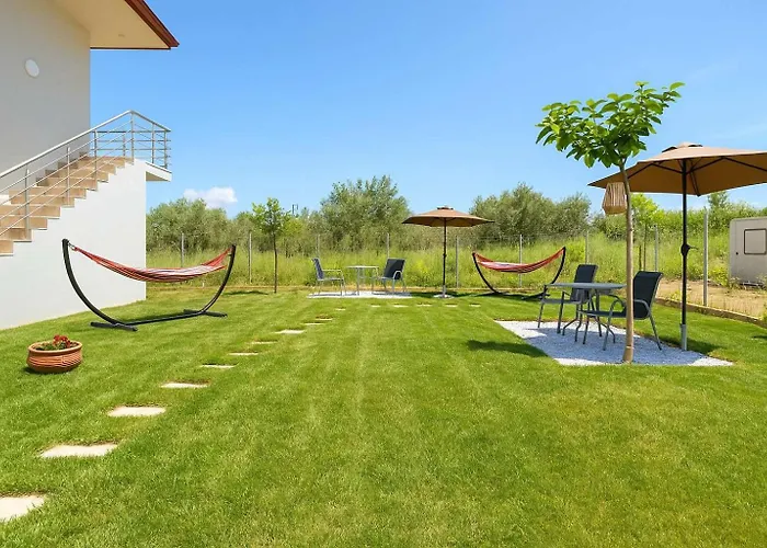 Lejlighed Aigli Garden Getaway, Escape Close To